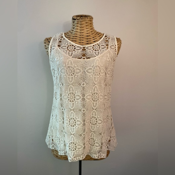 Willi Smith Tops - Willi Smith appliqué style cream tank